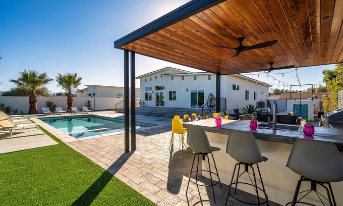 Desert Hot Springs Casa | *New* Modern 4B/3B | EV charger, 2 King en-suite | Pool, Hot Tub