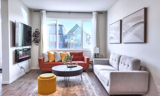 Keith Casa | New Modern 5BR|3.5BA|2 Living Rms|2Full Kitchen|Arcade Games|near Banff|Sleep10