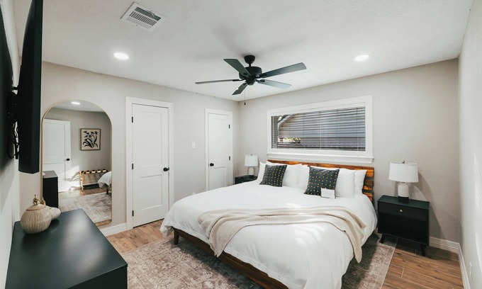 Bryan Casa | NEW Modern 5BR - Mins drive to Texas A&M