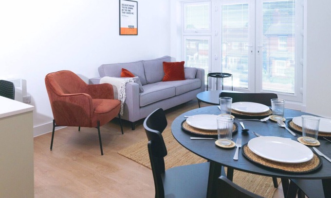 Cheadle Apartamento | NEW Modern Apt Near Airport - Private Parking