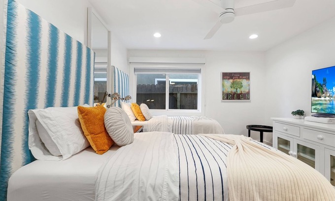West Newport Hotel | NEW Modern Beach Home 2Bed 2Bath Steps to the Water