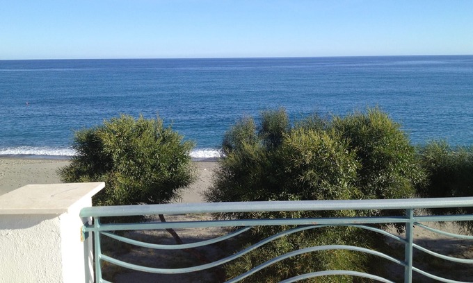 Brancaleone Casa | Nueva casa urbana moderna frente al mar en la playa privada prístina