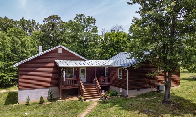 Luray Cabina | NEW Modern Cabin in Luray: Firepit, Allows Dogs, NEW Hot Tub, 5 acres, Game Room