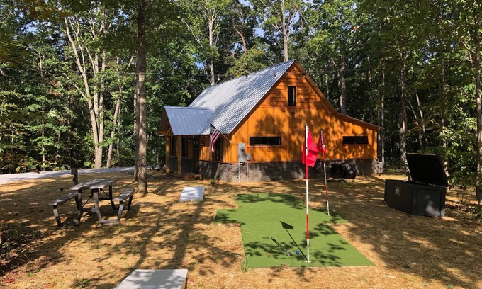 Rising Fawn Cabina | New! Modern Cabin w/Hot Tub, Fire Pit, Private; 2 miles to Cloudland Canyon, Hiking, McLemore Golf