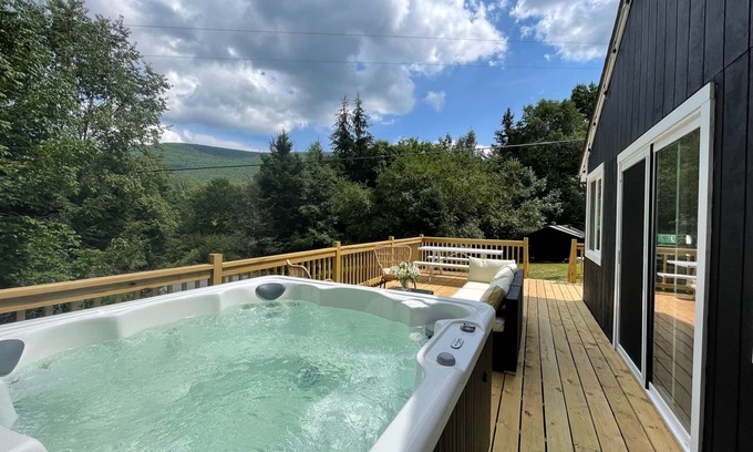 Denver Cabina | NEW Modern Catskills Cabin w/ HOT TUB & views