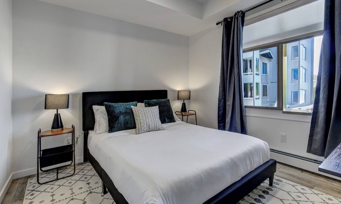 Sage Hill Condominio | NEW Modern Condo | 20 Min DT | 1 hour Canmore | Sleeps 5