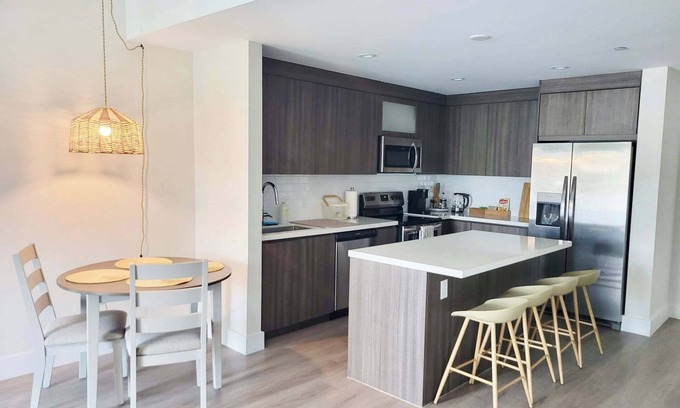 Parkside Apartamento | NEW Modern Condo, FREE Parking & High Speed Wifi
