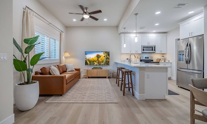Tucson Condominio | New Modern Condo, Hiking Trails/Pool and More: Walk to Restaurants & Shops