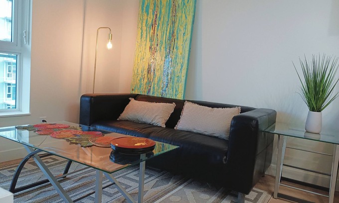 Coquitlam Condominio | New Modern Condo | SkyTrain & Top Amenities