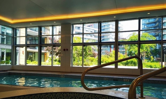 Golden Village Apartamento | New Modern Condo w/ Pool, Gym &free parking- Prime Richmond Location