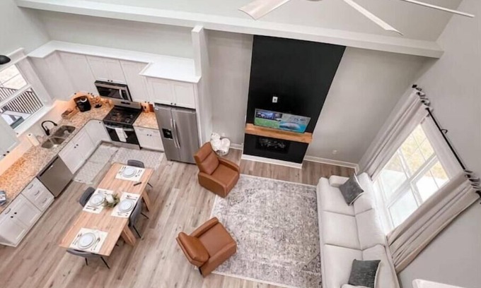 Greenwood Casa | New, Modern, Cozy Lakeside Cottage. Pet friendly!