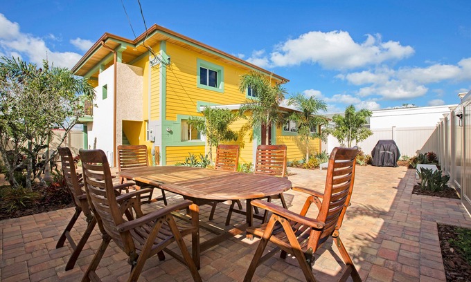 New Smyrna Beach Apartamento | Nuevo diseñador moderno 2BR, 1BA junto al acceso intercostero. Estacionamiento en barco disponible.