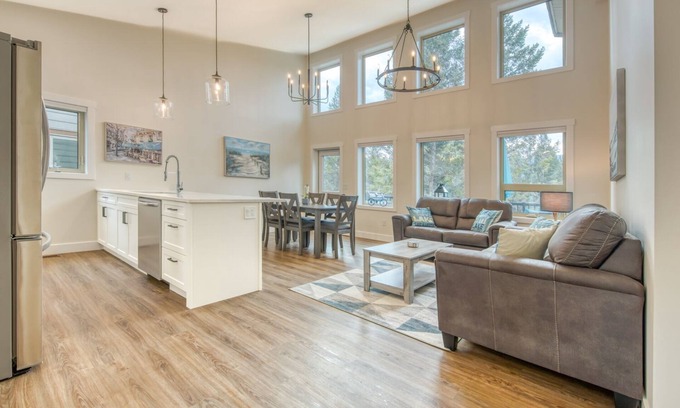 East Kootenay Cabina | New Modern Family Friendly Cabin Close To The Beach, Golf Courses & Hot Springs
