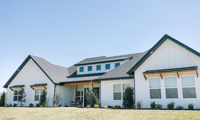 Farmington Casa | NEW Modern Farmhouse: pool and guest house - 6.9 miles University of Arkansas!