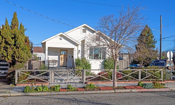 Paradise Park Apartamento | New Modern Guesthouse Retreat near Berkeley & SF - King Bed, AC, Standing Desk