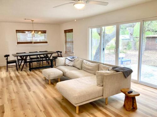 Bertram Casa | NEW Modern Hill Country Hideaway