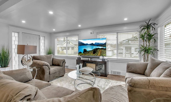 Cheektowaga Casa | New Modern Home in well appointed Buffalo, NY neighborhood.