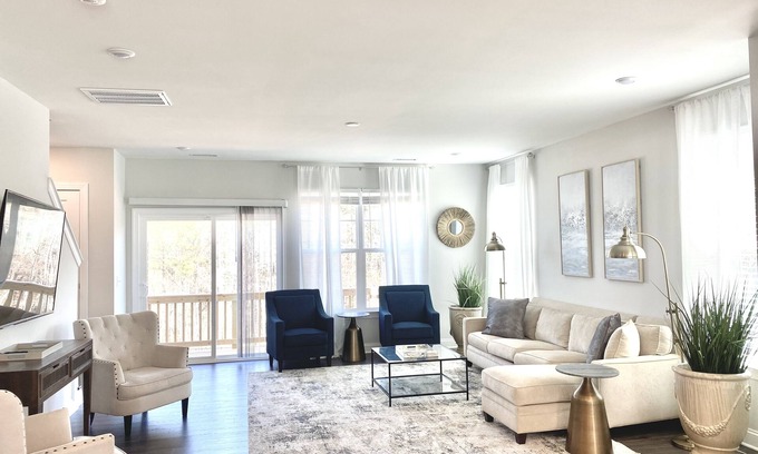Durham Casa | New Modern Home near RDU-1st floor bedroom