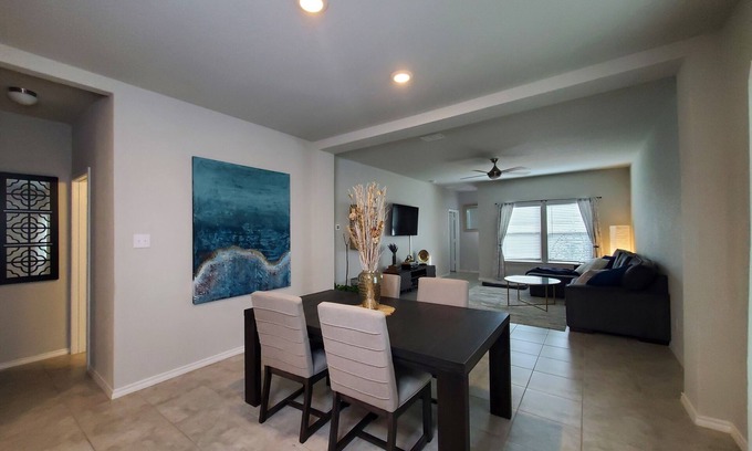 Converse Casa | New Modern home only 11 miles from Downtown and the Pearl Brewery!