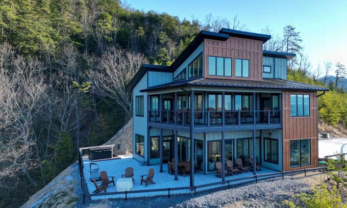 Sevierville Casa | New! Modern Home - Panoramic Views of the Smokies!