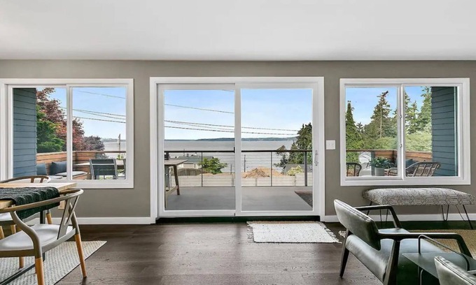 Des Moines Casa | New! Modern Home w/ Spectacular Views +Hot tub