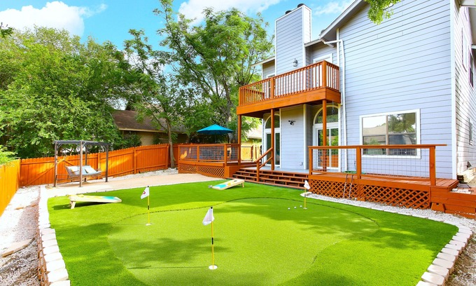 Braun's Farm Casa | New ! Modern House with Jacuzzi & Mini-golf by Six Flags / SeaWord / UT SA