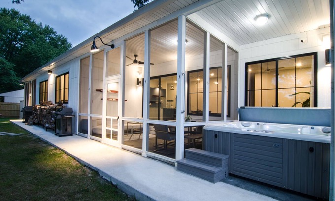 Monticello Casa | NUEVO lago moderno casa + apto para 15 w / HOT TUB