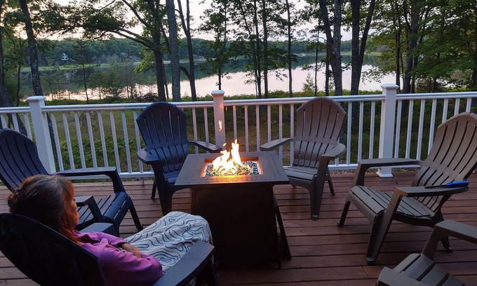 Free Soil Casa | New & Modern Lakefront Home-Peaceful Haven