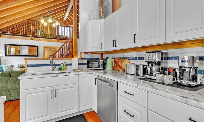 Warren Casa | NEW! Modern Log Cabin with Skiing & Work-Friendly Setup