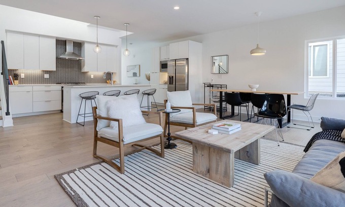 East Raleigh Casa | New Modern Luxury 3BR Centrally Located in RAL