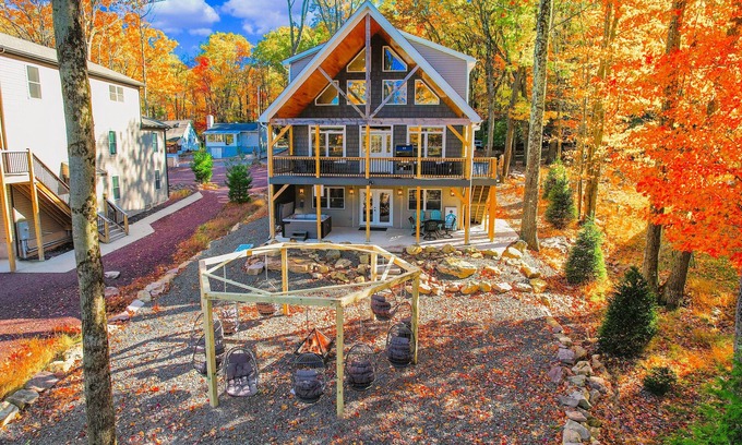 Lake Harmony Estates Casa | New Modern Luxury Lakeview Haven: Lake Access,HotTub, Game Room, FirePits, Pets