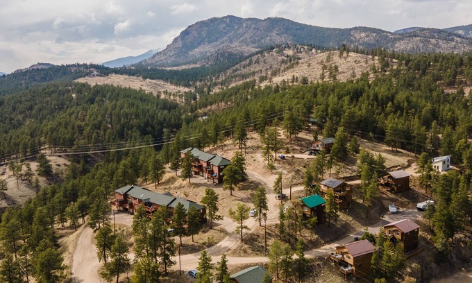 Bailey Casa | NEW Modern Mtn Chalet; hidden gem that is walkable to town!