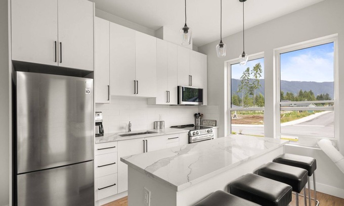 Lake Cowichan Casa | New! Modern Private 1 Bedroom Suite, Cowichan Lake, Minutes Drive from Lake & Town Core!