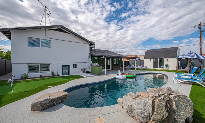 Park Scottsdale One Casa | New Modern Resort! Arcade, Heated Pool, Putting Green & Pool House!