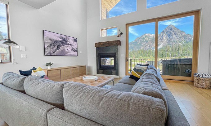 Snoqualmie Pass Casa | New! Modern Ski-in/Ski-out Mountain View Chalet by Village + Hot Tub/EV Charging