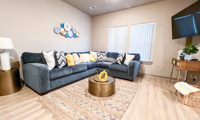 Bammel Apartamento | New modern, spacious & gated apartment close to the airport w/ free parking