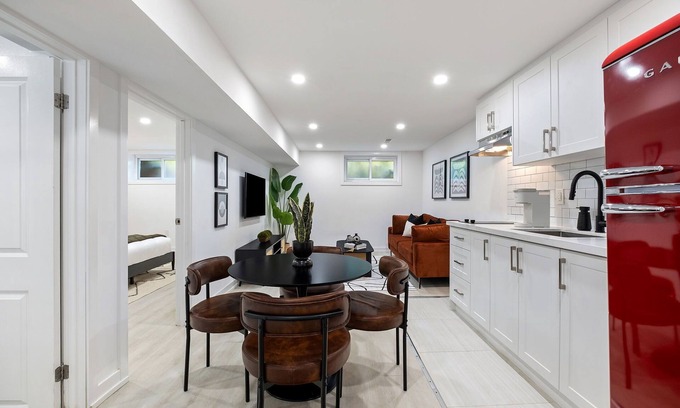 Newtonbrook Apartamento | *NEW* Modern & Spacious Unit in North York | Monthly Stays | Work Desk | Laundry