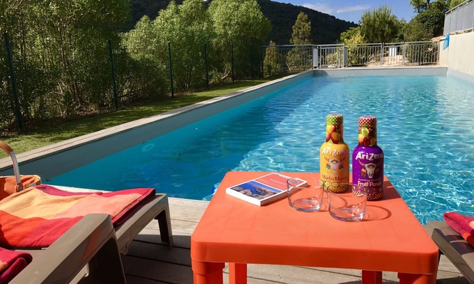 Santa Giulia Casa | Nuevo y moderno chalet de piedra con gran terraza y gran piscina (Rondinara)