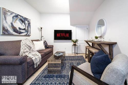 Southwest Edmonton Apartamento | *NEW* Modern Suite King Bed! Netflix! Sleeps 4!
