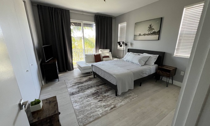 Oakland Park Casa | New Modern Townhome! 8 min to DT Las Olas & Beach!