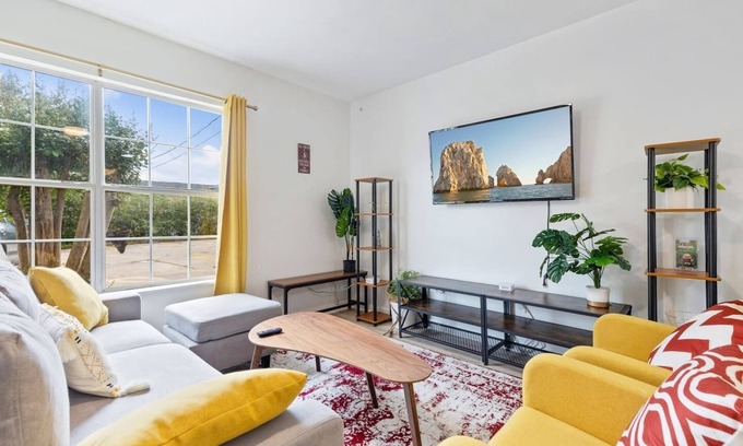 Griffin Heights Casa | New Modern Townhouse Next to FSU - CENTRAL - COMFY
