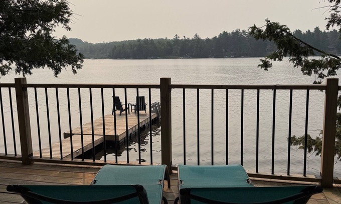 Minden Cabaña | NEW Modern Waterfront Cottage with Hot tub/Sauna/AC Directly on the Lake!