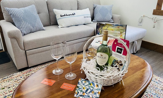 Long Beach Apartamento | NEW! MONTHLY RENTAL -Peaceful Beachy 1 BR Steps Away From Beach & Center of Town