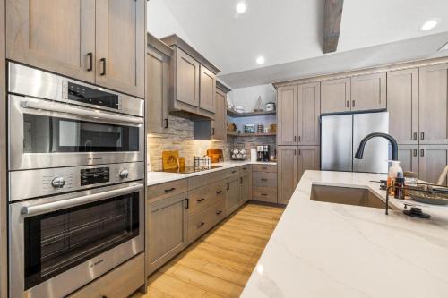 Cascade Casa | New Mountain Bluebird - walk to lake, golf, and town - game rm - family friendly - sleeps 14
