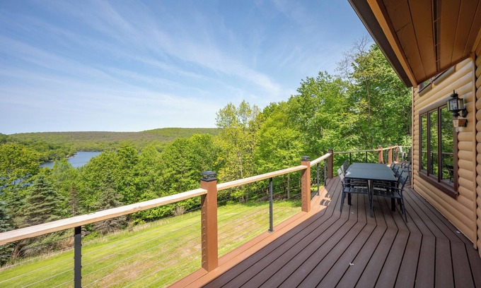 Mountainside Casa | New! Mountain-Chic Retreat Overlooking the Lake