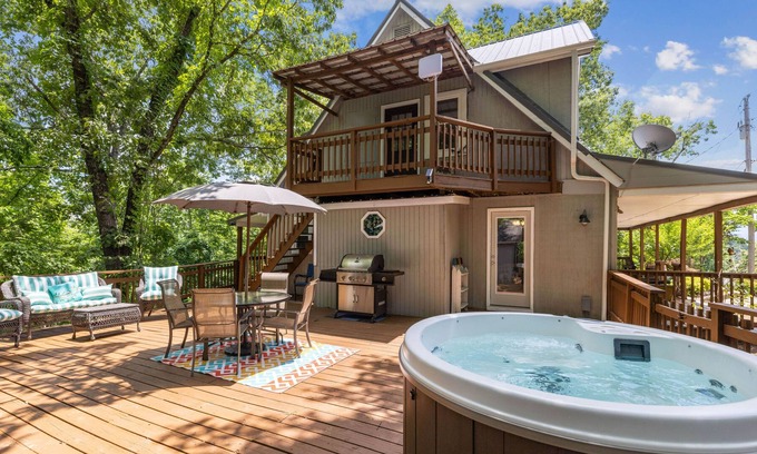 Sevierville Cabaña | New - Mountain Cottage with Hot Tub near Dollywood