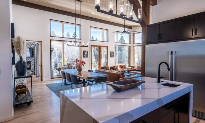 Victor Casa | NEW! Mountain Modern Retreat w/Jacuzzi