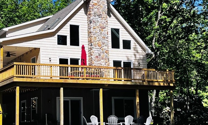 Jim Thorpe Chalet De Esquí | NEW! “MountainWoods" Family Chalet at Bear Creek Lakes, Beach, Lake, Pool, Ski!