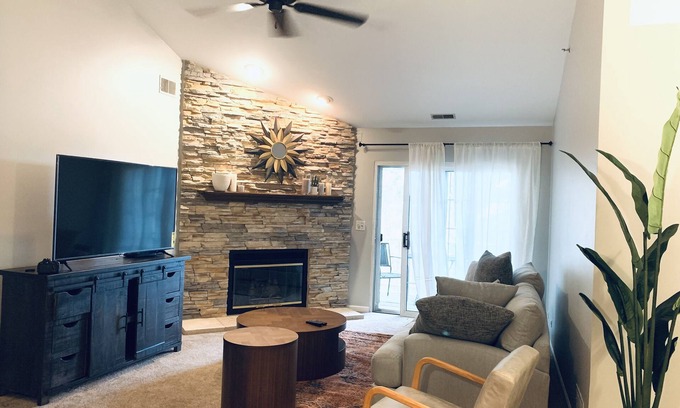 Naperville Condominio | NEW Naperville 2br Condo w/ Private Deck