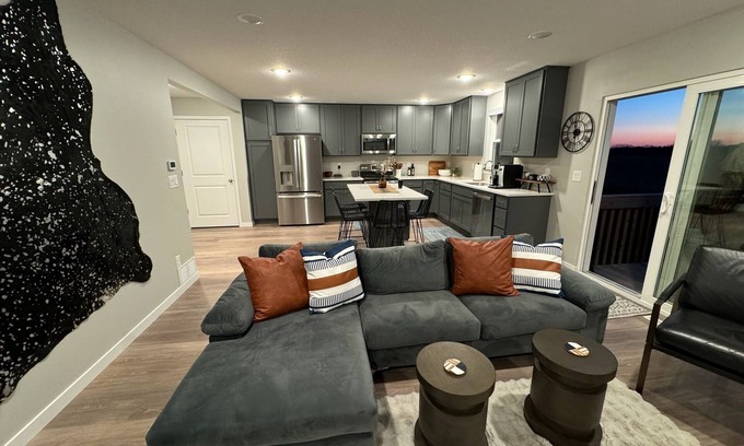 Cedar Falls Casa | NEW Near UNI Modern Spotless Townhome